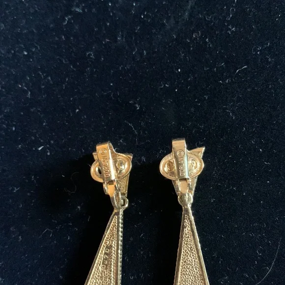 Vintage D’orlan gold plated 1.5” clip earrings with mini gemstones and pearls - Picture 7 of 8